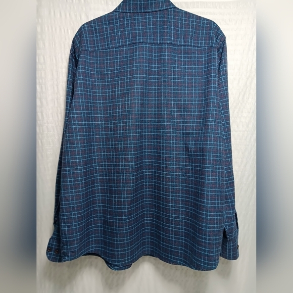 Untuckit Men's Blue Plaid Flannel button down long-sleeved shirt. Size 2XL - Picture 3 of 10